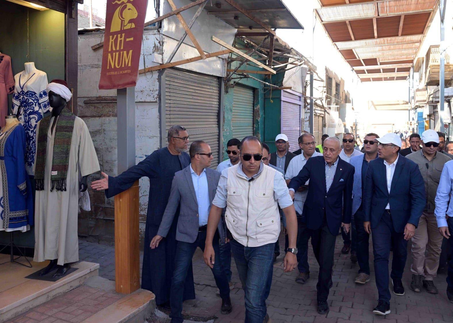 رئيس الوزراء يتفقد معبد "إسنا"