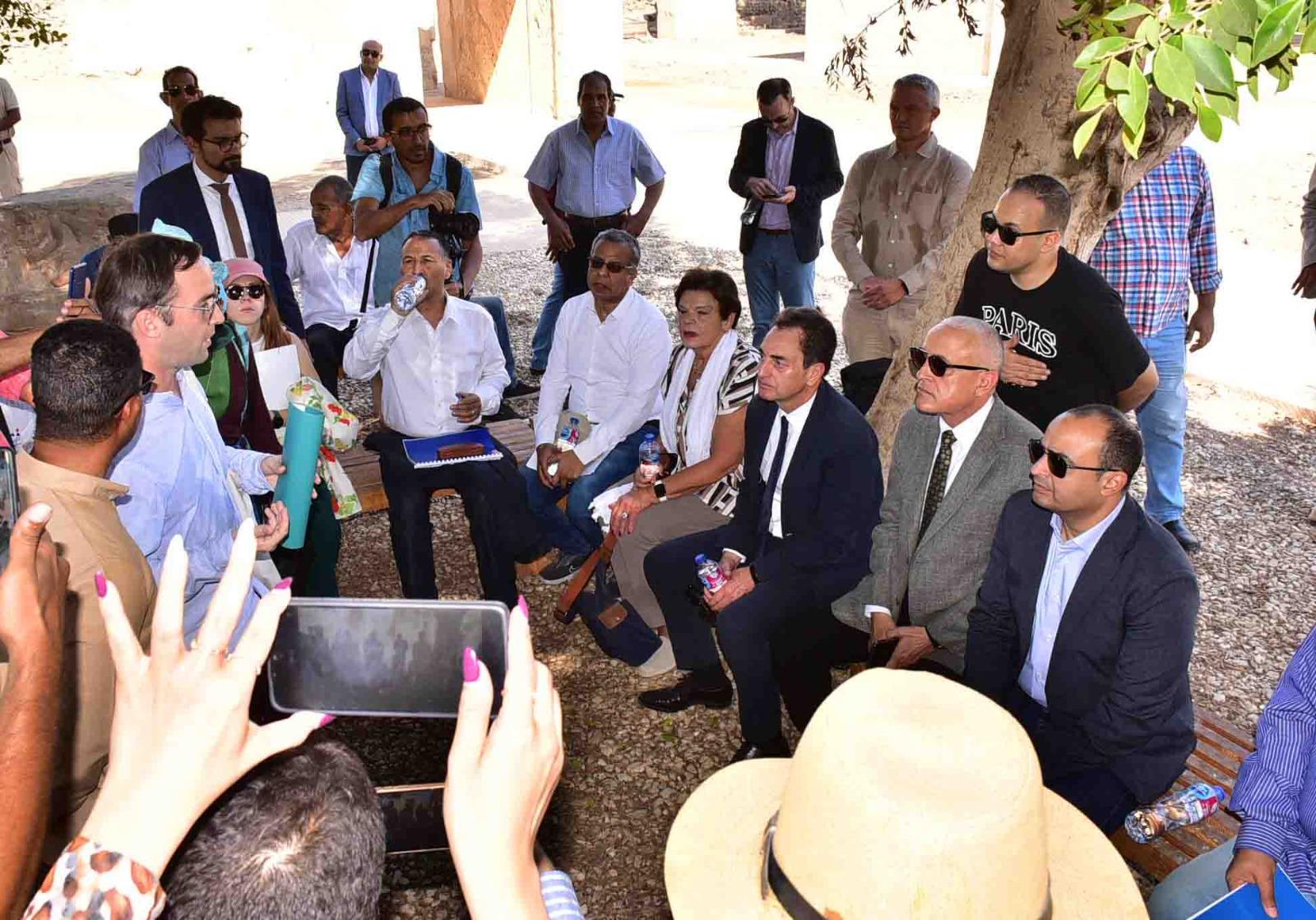 محافظ الأقصر والسفير الفرنسى  يتفقدان اعمال تطوير المتحف المفتوح