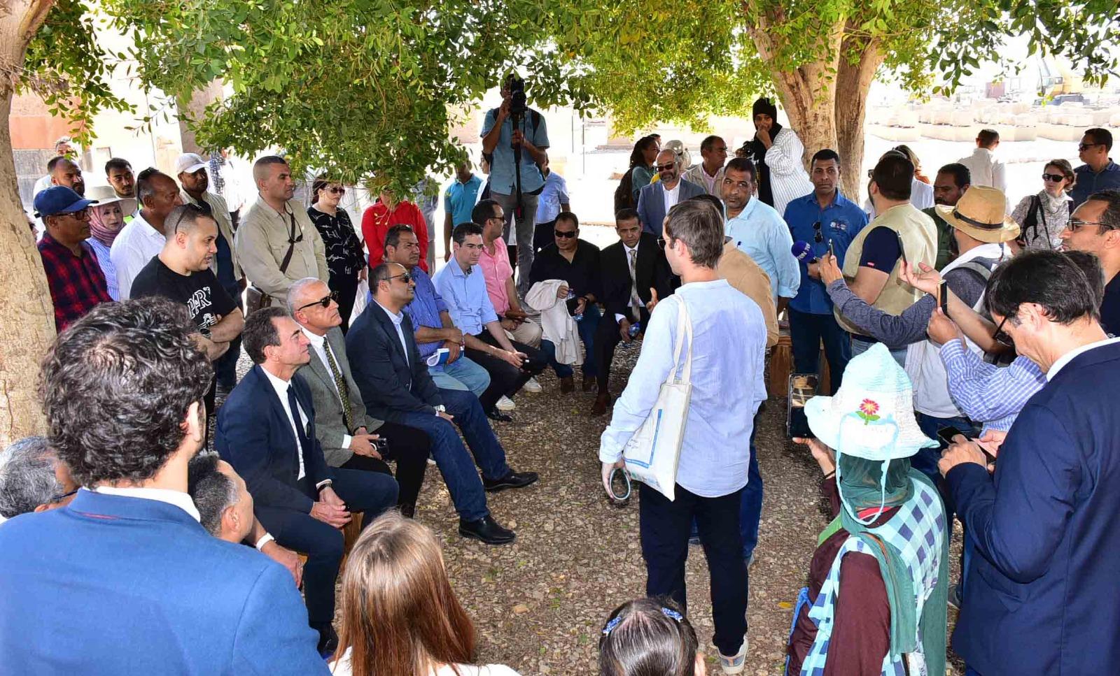محافظ الأقصر والسفير الفرنسى  يتفقدان اعمال تطوير المتحف المفتوح