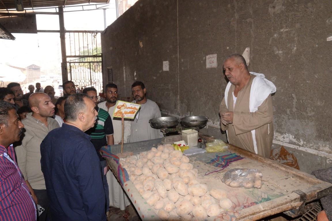 محافظ أسيوط يتفقد سوق الباعة الجائلين ويوجه برفع كفاءته تمهيداً لطرح الباكيات للإيجار
