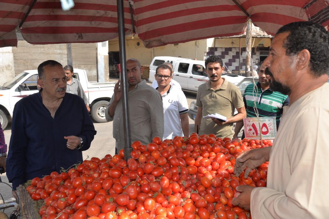 محافظ أسيوط يتفقد سوق الباعة الجائلين ويوجه برفع كفاءته تمهيداً لطرح الباكيات للإيجار