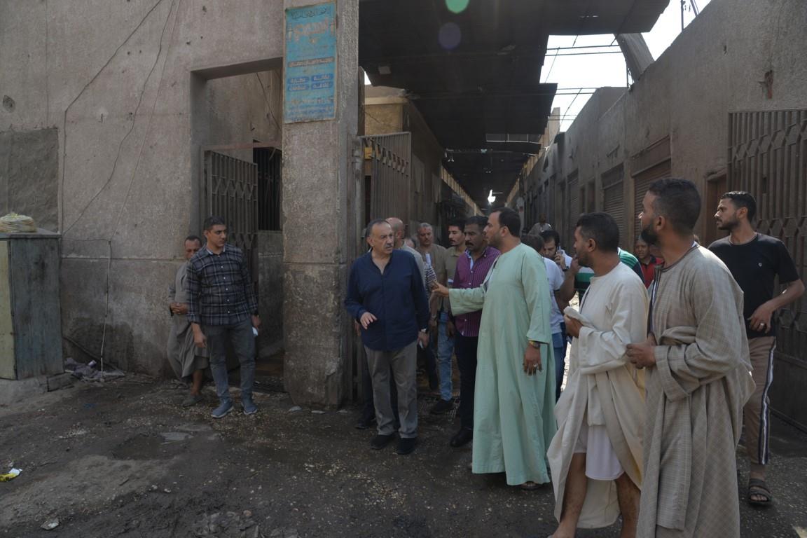 محافظ أسيوط يتفقد سوق الباعة الجائلين ويوجه برفع كفاءته تمهيداً لطرح الباكيات للإيجار