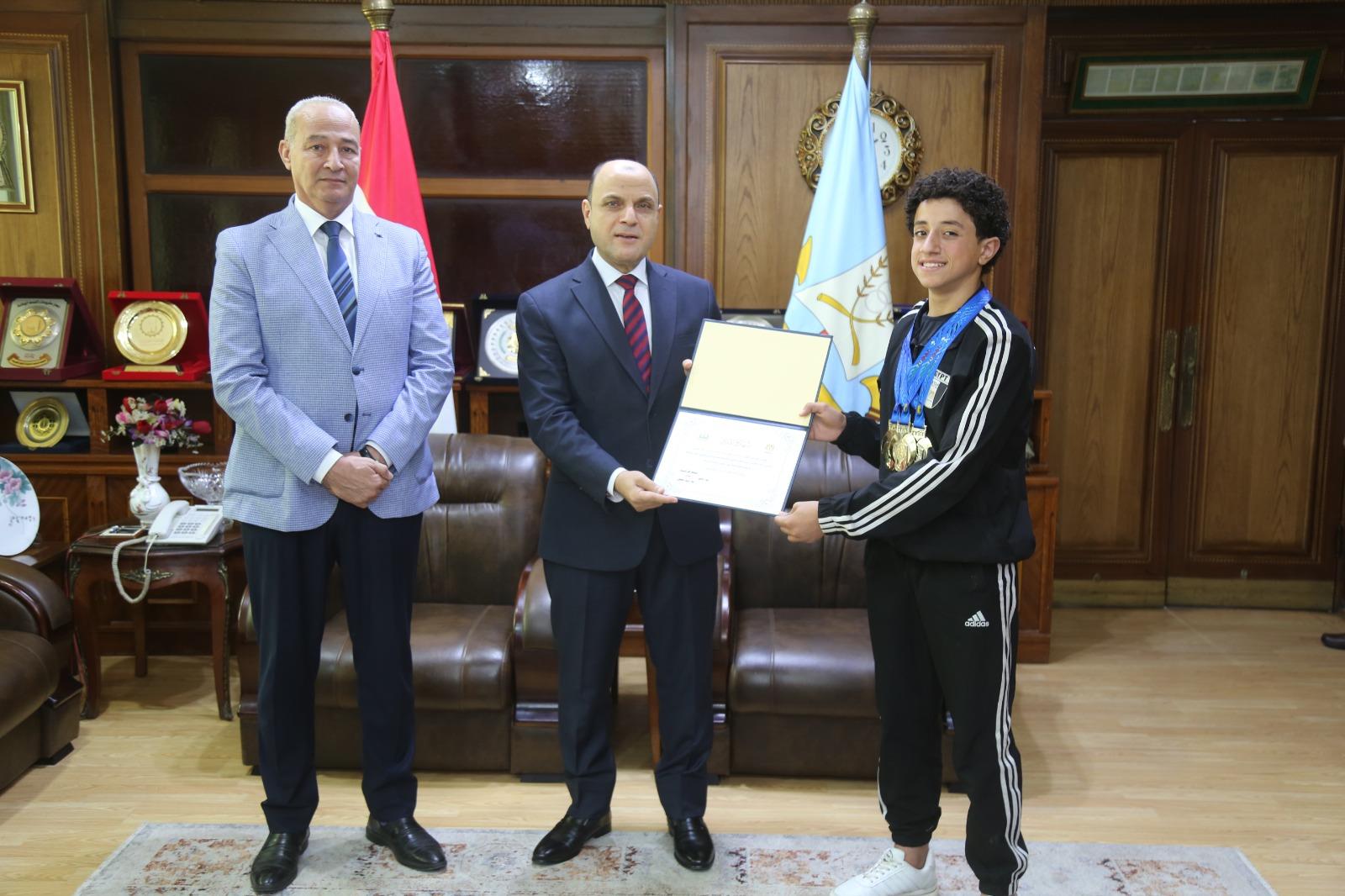 محافظ كفر الشيخ يكرم أبطال منتخب الكاراتية من أبناء 