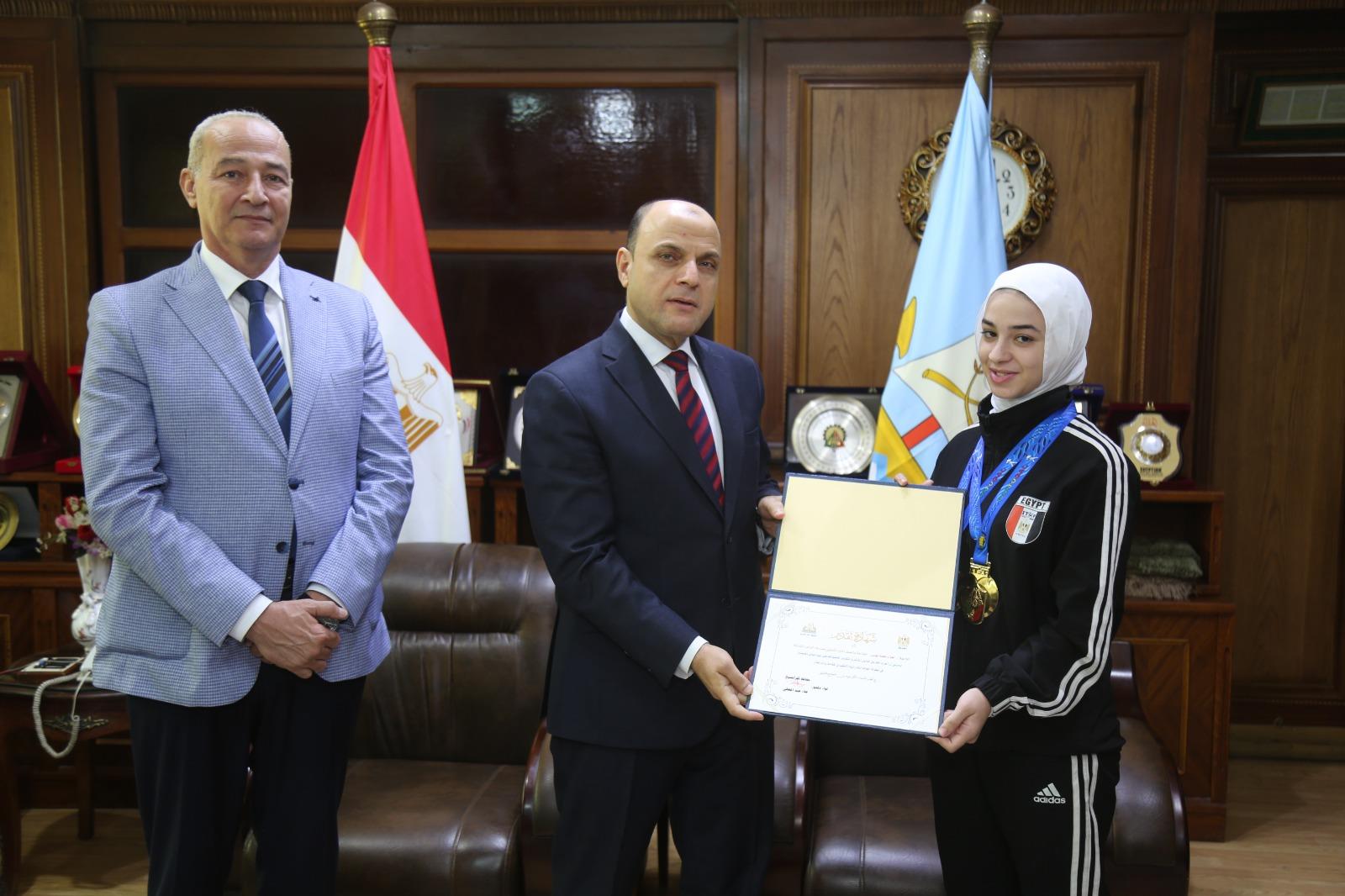محافظ كفر الشيخ يكرم أبطال منتخب الكاراتية من أبناء 