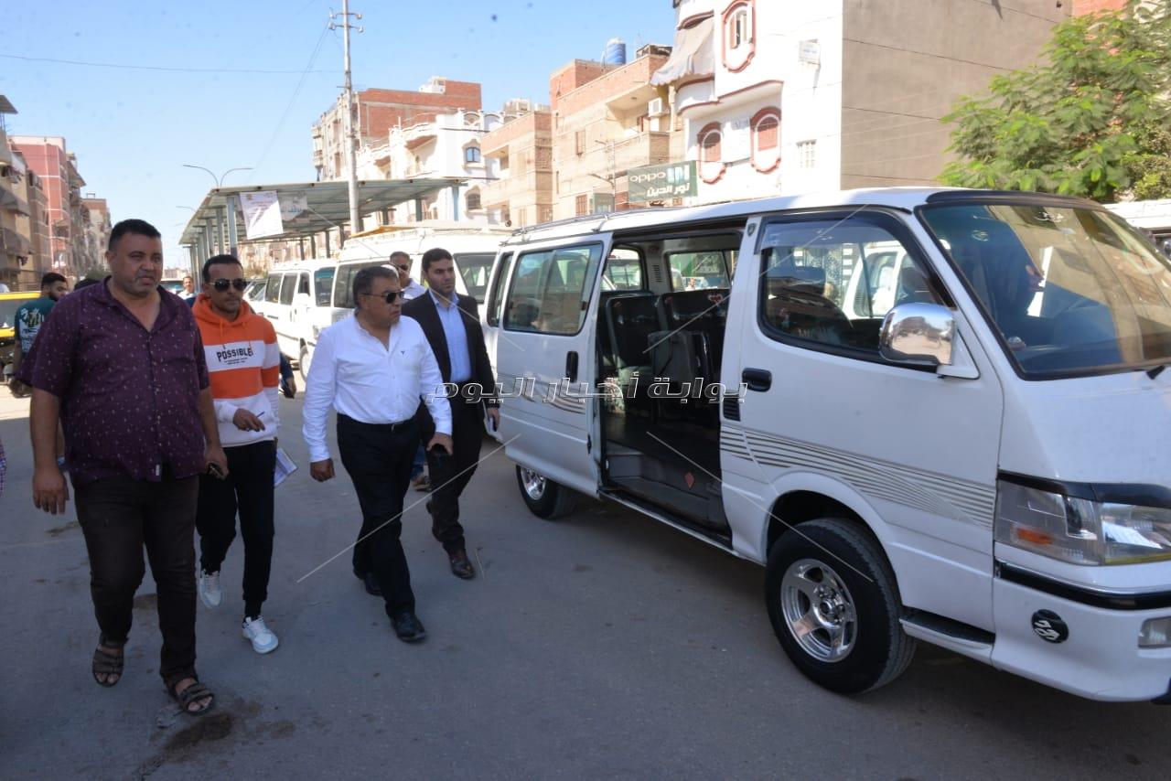  محافظ الدقهلية يختتم  جولاته اليوم بتفقد مواقف الأجرة للتأكد من الالتزام بالتعريفة الجديدة