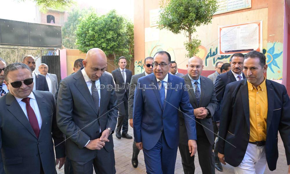 رئيس الوزراء يستكمل جولاته الميدانية بزيارة عدد من المدارس بكرداسة