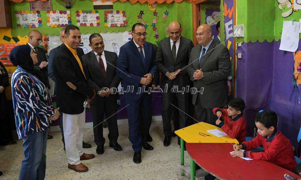 رئيس الوزراء يستكمل جولاته الميدانية بزيارة عدد من المدارس بكرداسة