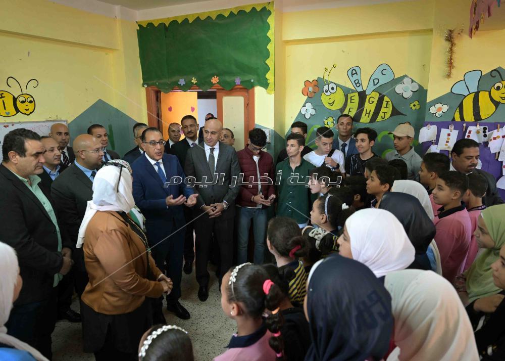 رئيس الوزراء يستكمل جولاته الميدانية بزيارة عدد من المدارس بكرداسة