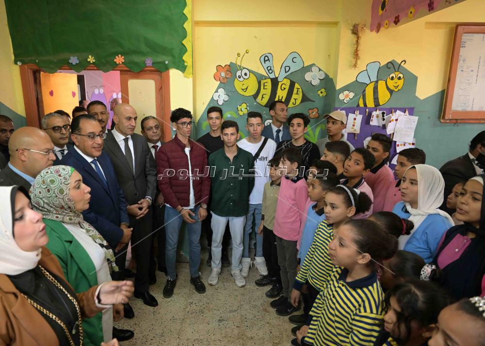 رئيس الوزراء يستكمل جولاته الميدانية بزيارة عدد من المدارس بكرداسة