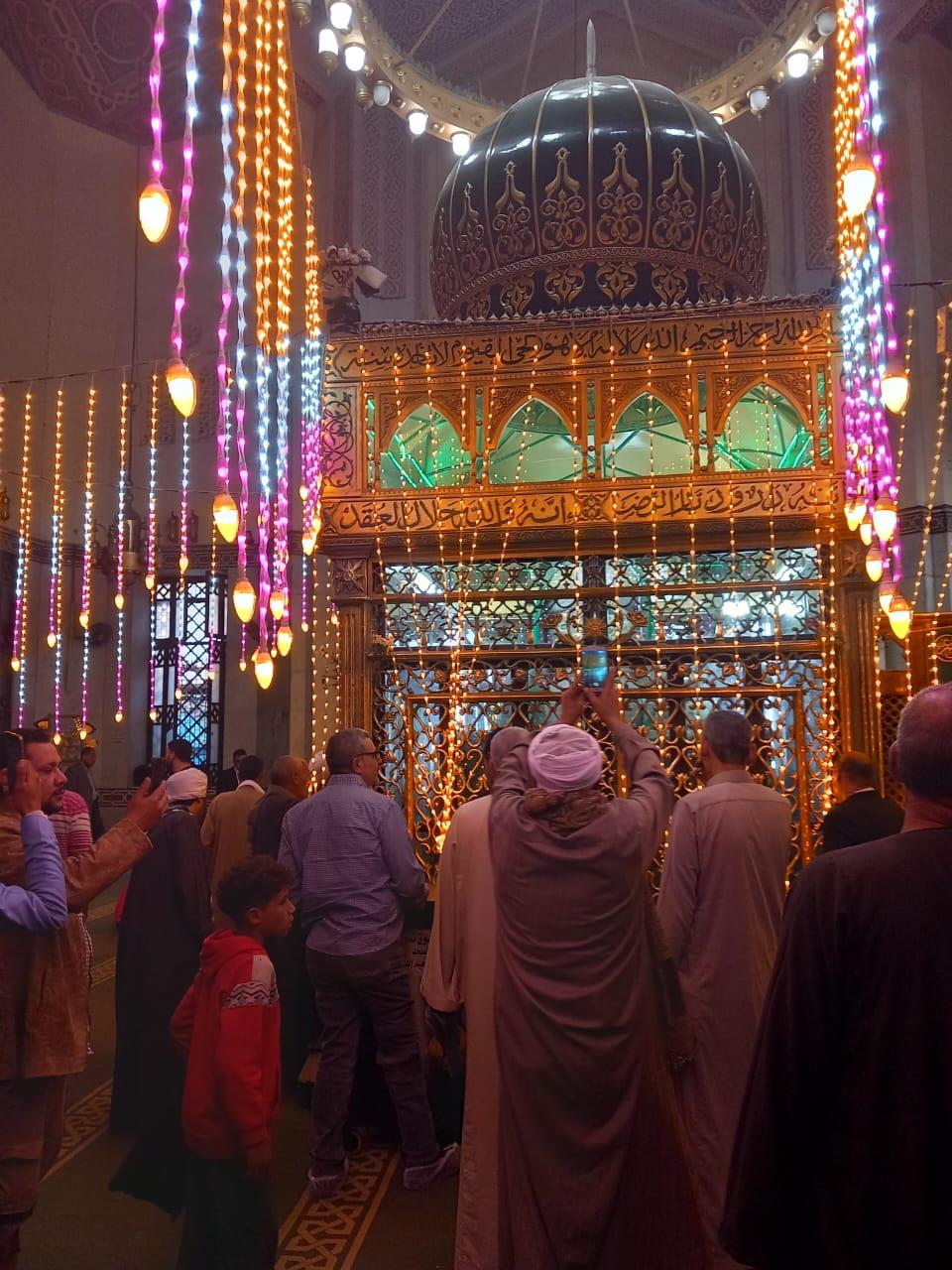 توافد آلاف  الزائرين على مسجد  العارف بالله إبراهيم الدسوقي