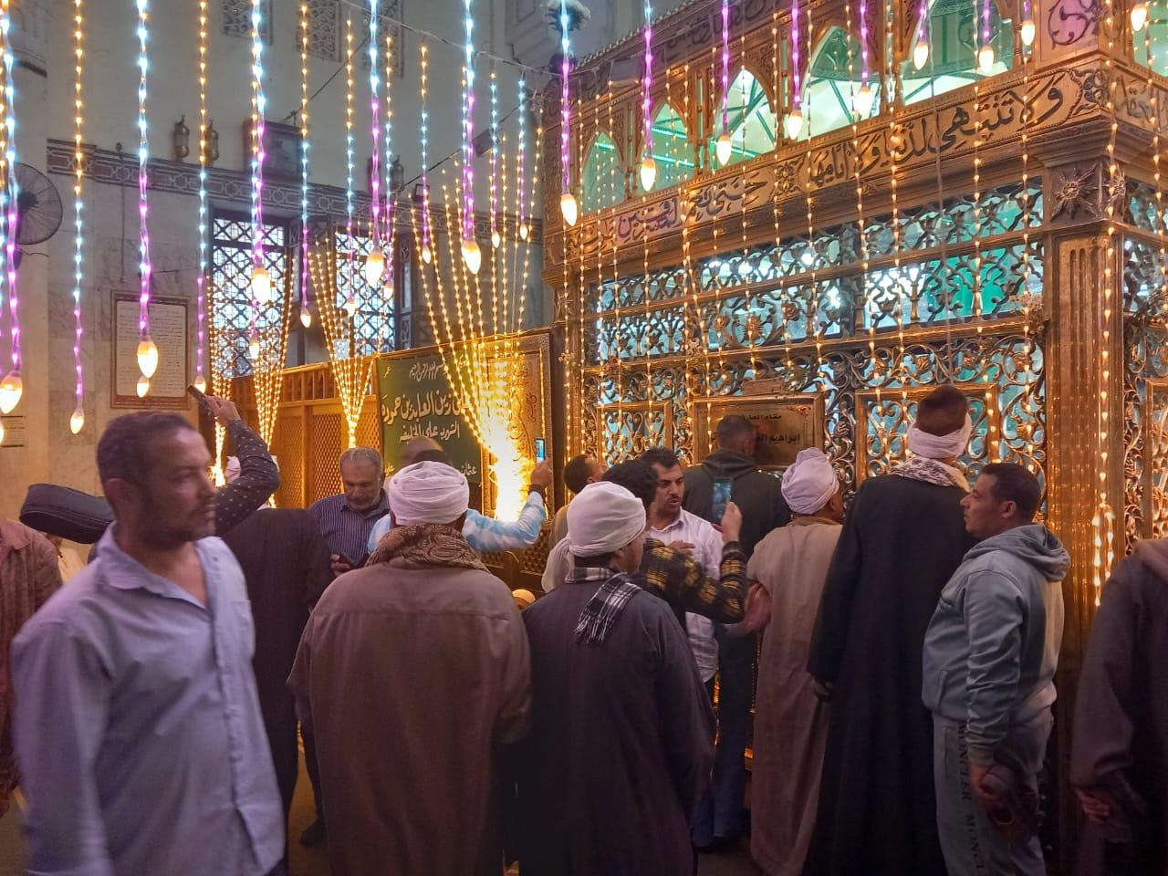 توافد آلاف  الزائرين على مسجد  العارف بالله إبراهيم الدسوقي