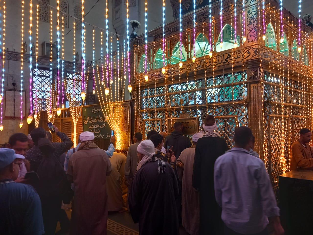 توافد آلاف  الزائرين على مسجد  العارف بالله إبراهيم الدسوقي