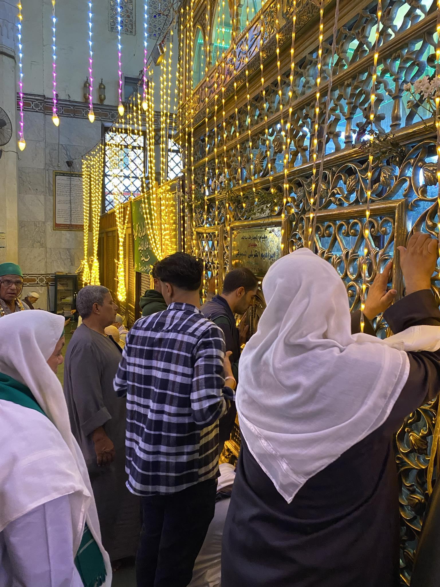 توافد آلاف  الزائرين على مسجد  العارف بالله إبراهيم الدسوقي