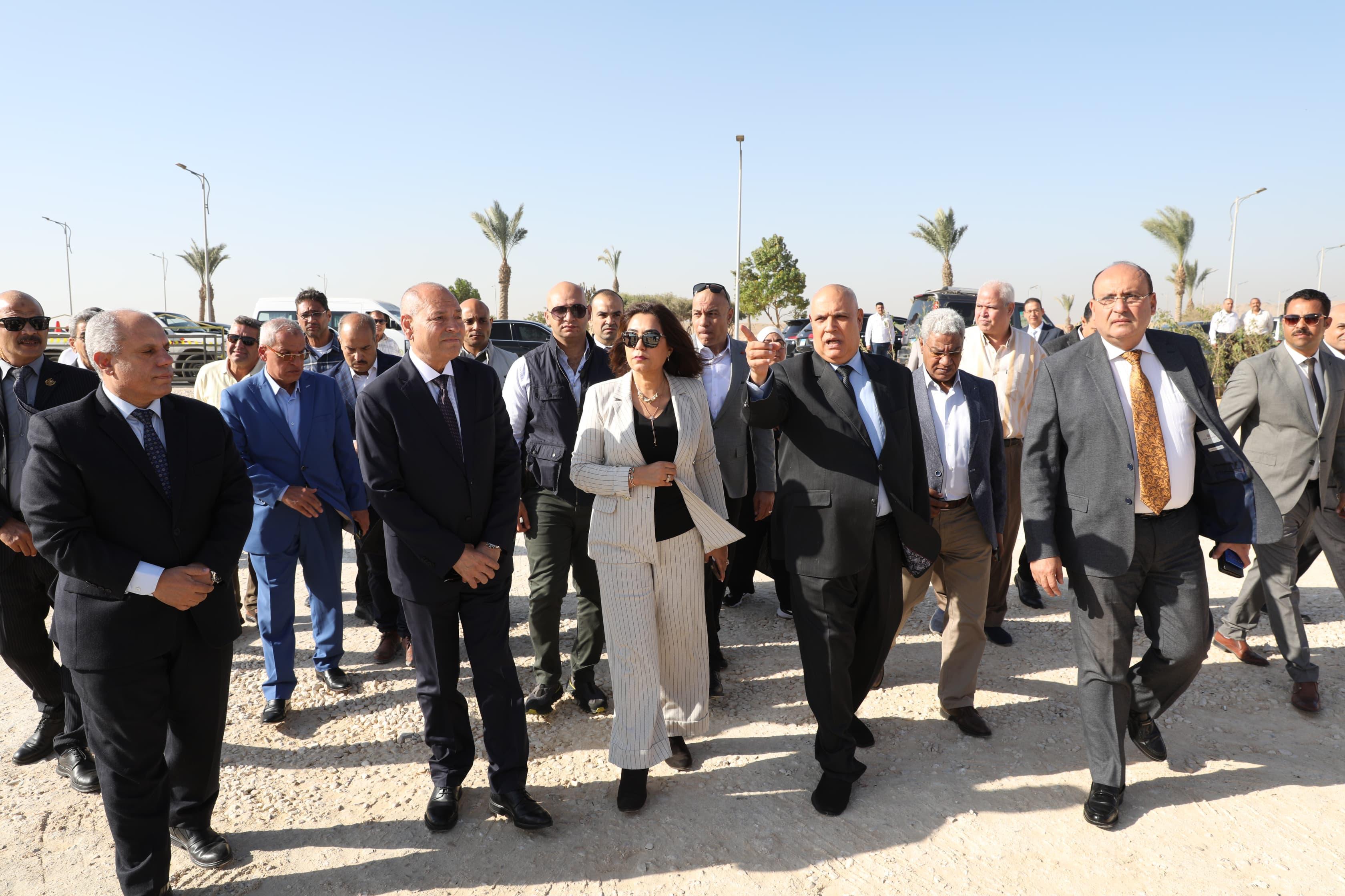 وزيرة التنمية المحلية ومحافظ القاهرة يتفقدان اصطفاف أتوبيسات النقل العام
