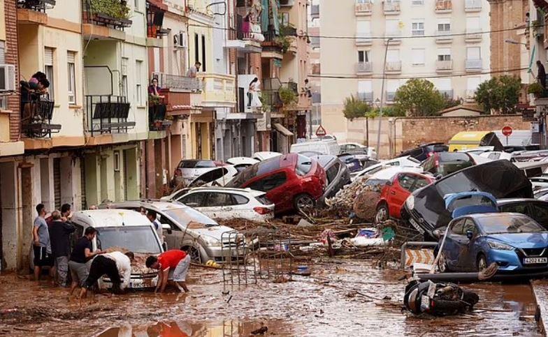 الكوارث الطبيعية في فالنسيا: تغير المناخ وراء الفيضانات المدمرة| صور وفيديو