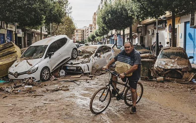  فيضانات فالنسيا: الكارثة الطبيعية الأسوأ في تاريخ إسبانيا| صور وفيديو