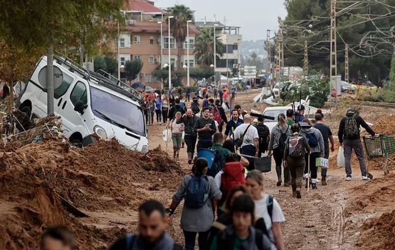  فيضانات فالنسيا: الكارثة الطبيعية الأسوأ في تاريخ إسبانيا| صور وفيديو