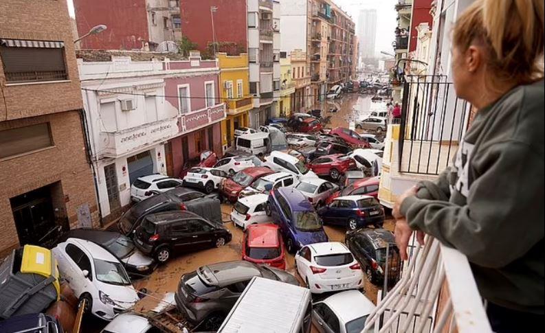  فيضانات فالنسيا: الكارثة الطبيعية الأسوأ في تاريخ إسبانيا| صور وفيديو