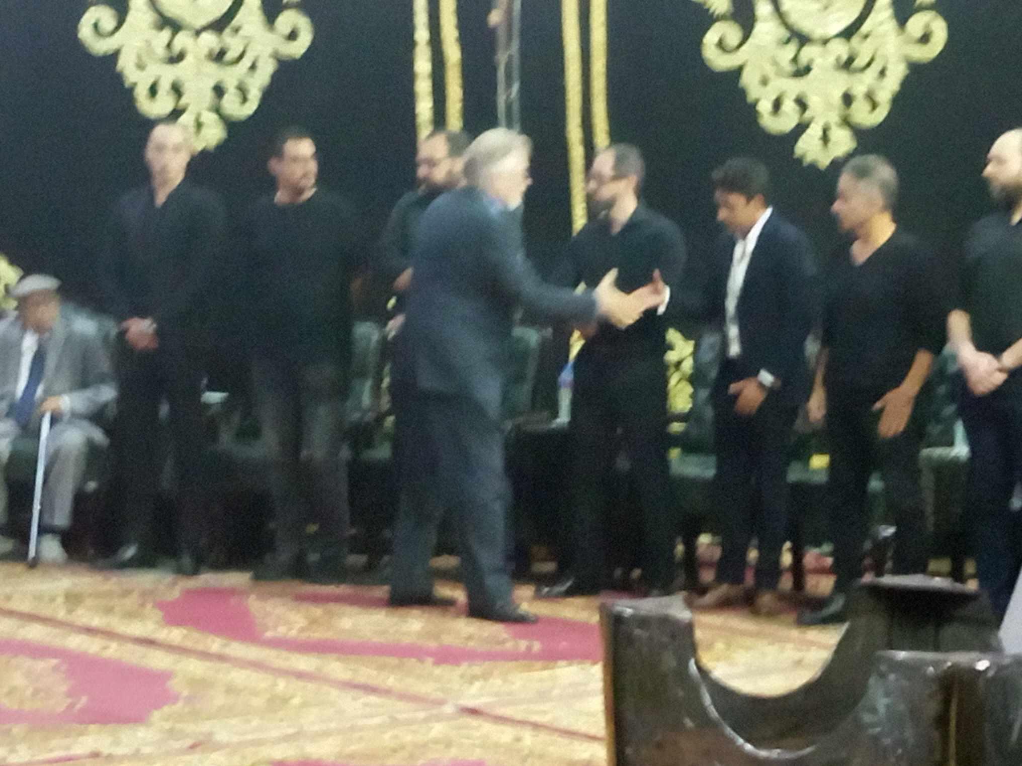حسين فهمي يحضر عزاء حسن يوسف بمسجد عمر مكرم
