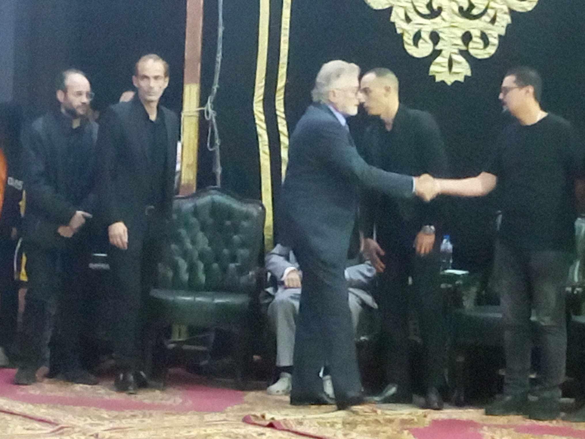 حسين فهمي يحضر عزاء حسن يوسف بمسجد عمر مكرم