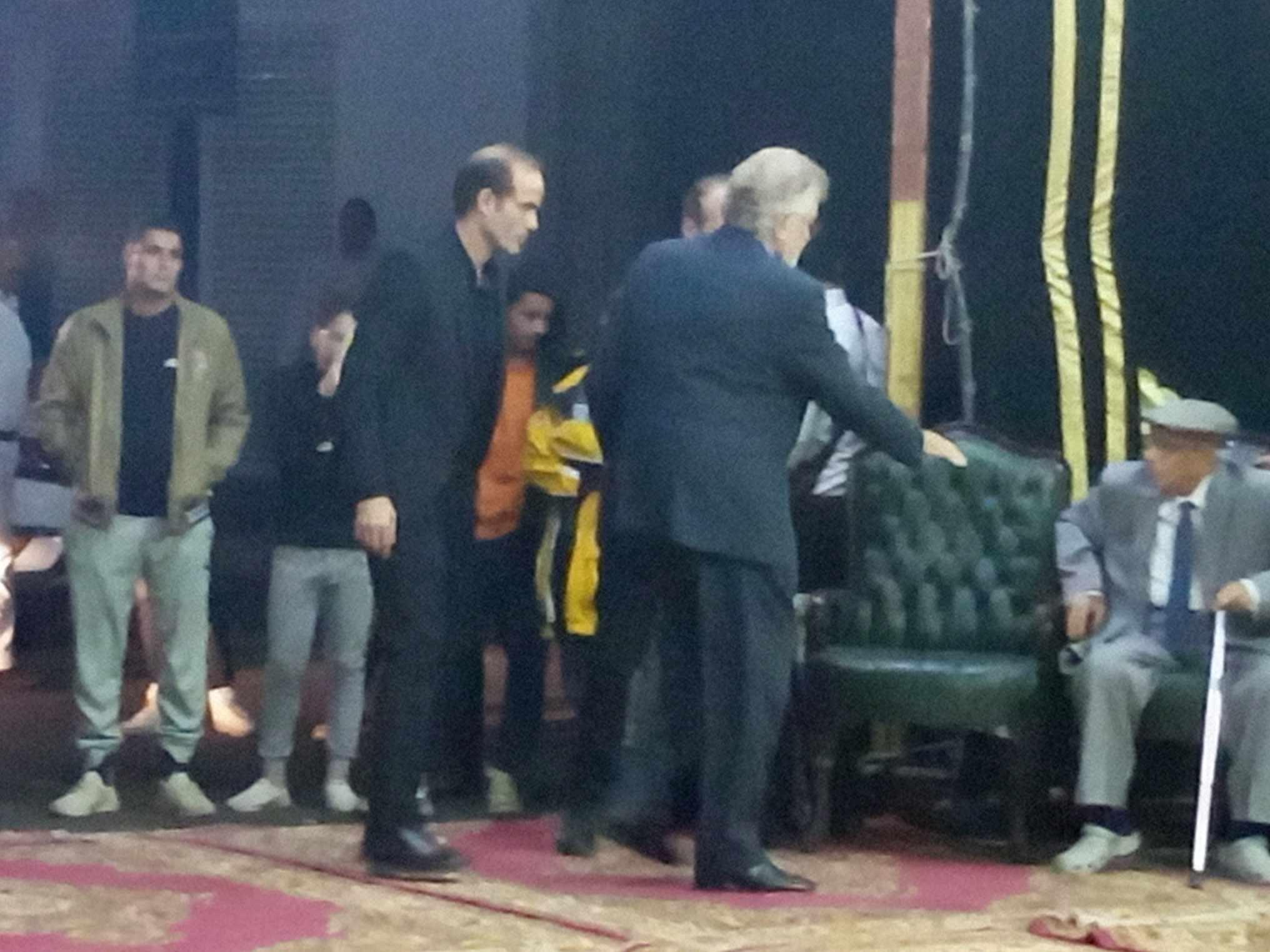 حسين فهمي يحضر عزاء حسن يوسف بمسجد عمر مكرم
