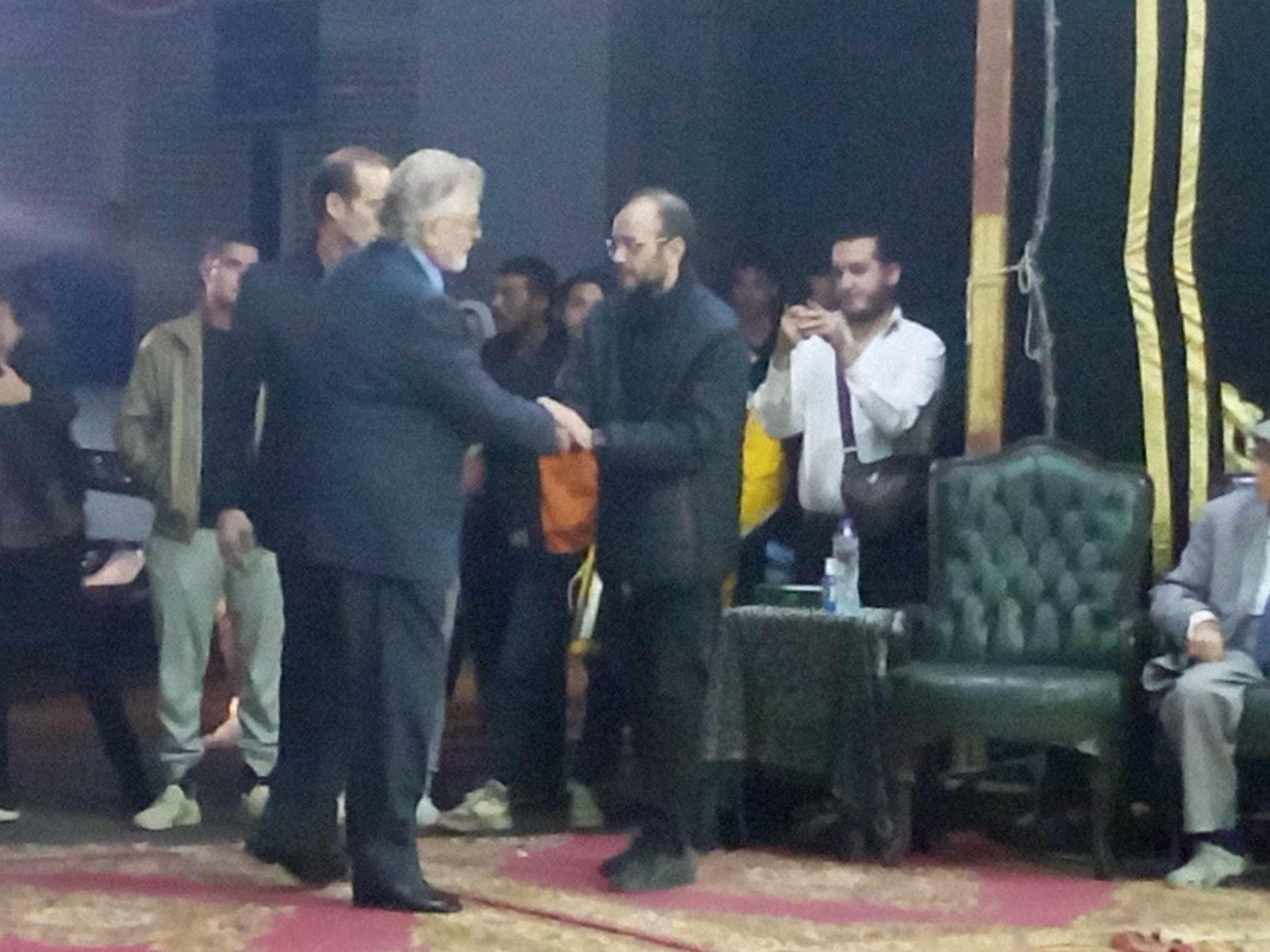 حسين فهمي يحضر عزاء حسن يوسف بمسجد عمر مكرم