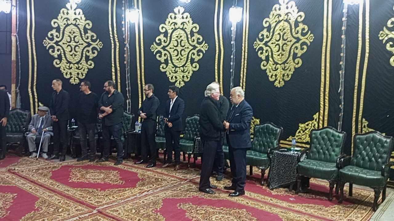 حسين فهمي يحضر عزاء حسن يوسف بمسجد عمر مكرم