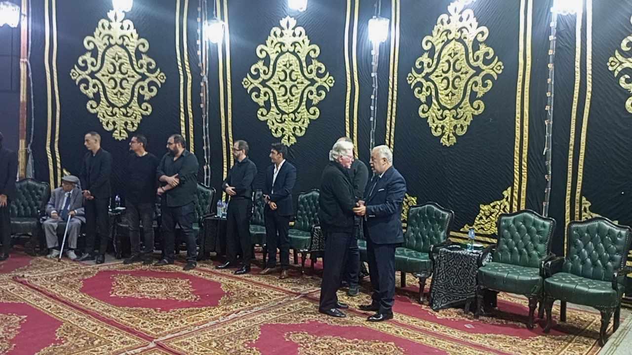 حسين فهمي يحضر عزاء حسن يوسف بمسجد عمر مكرم