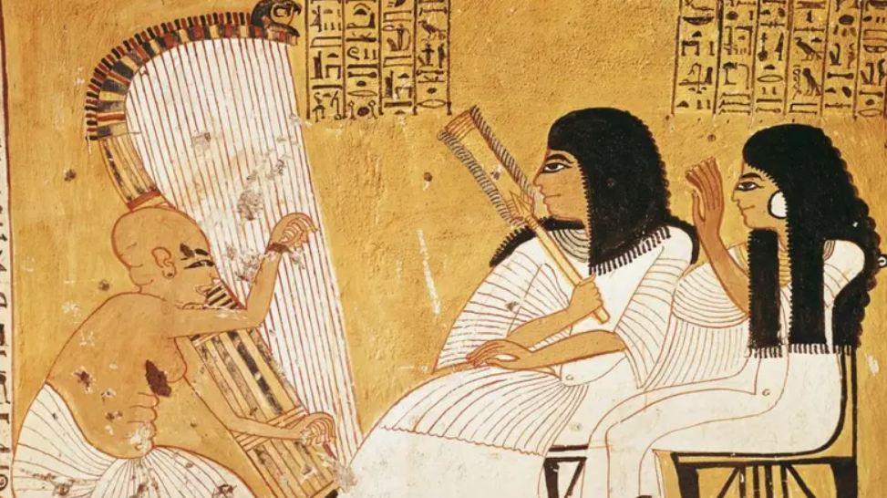 اللون الأحمر: رمز الحب والشغف في عيد الحب وتأثيره العاطفي عبر الثقافات