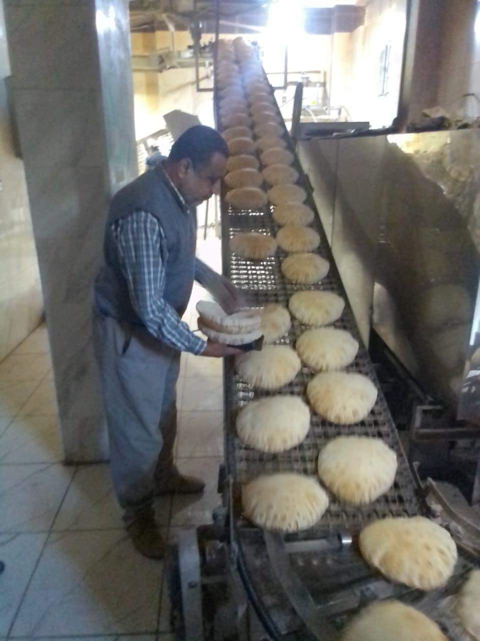محافظ الدقهلية يحيل 412 محضر مخالفات تموينية للنيابة العامة .