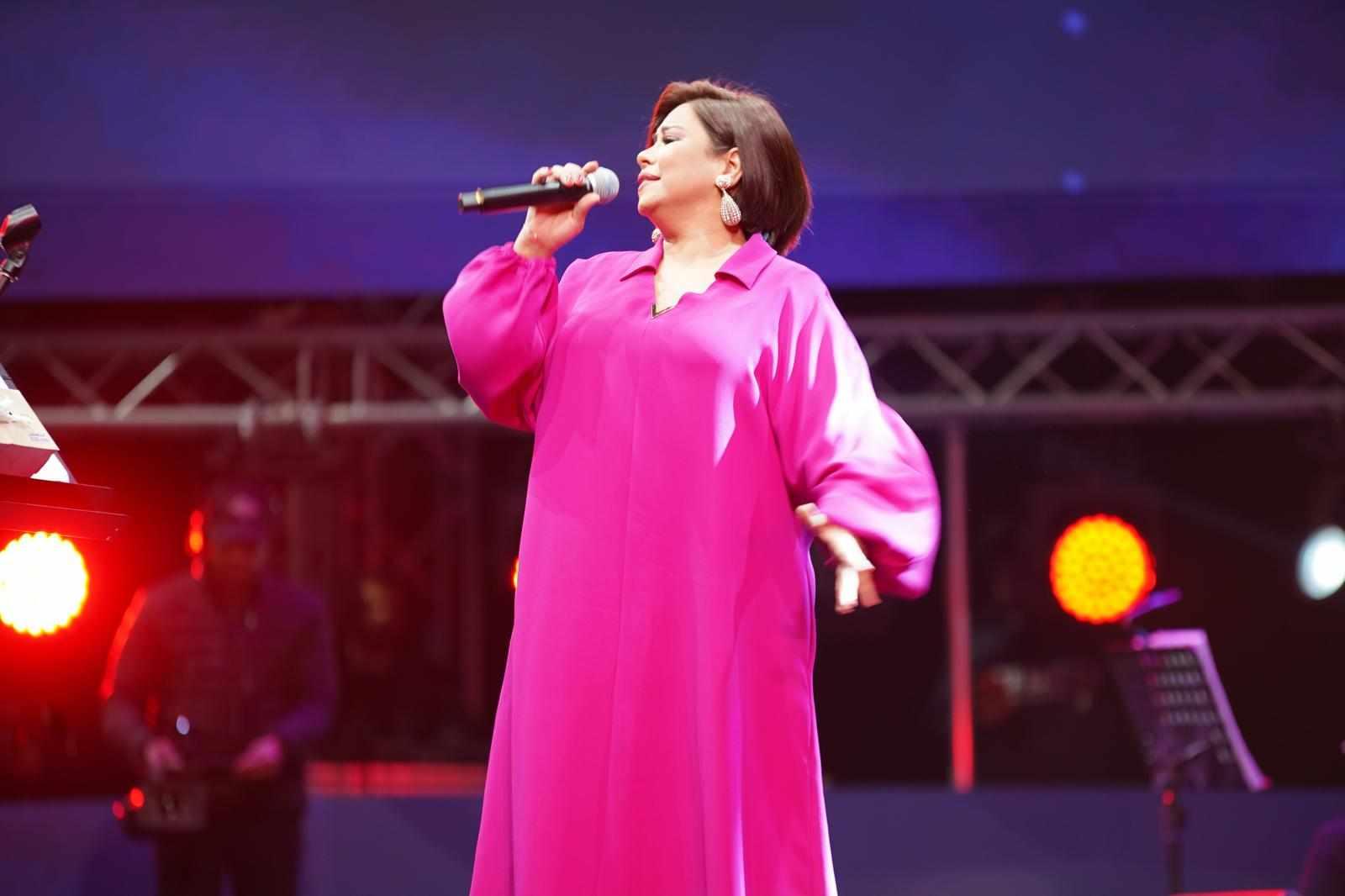 شيرين تعود بقوة للحفلات وتشعل الكويت بأغانيها الرومانسية