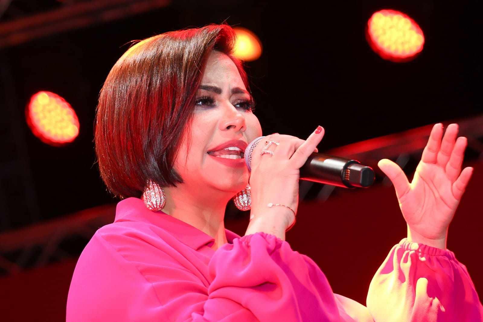 شيرين تعود بقوة للحفلات وتشعل الكويت بأغانيها الرومانسية