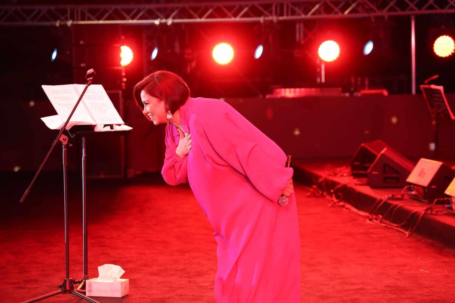 شيرين تعود بقوة للحفلات وتشعل الكويت بأغانيها الرومانسية