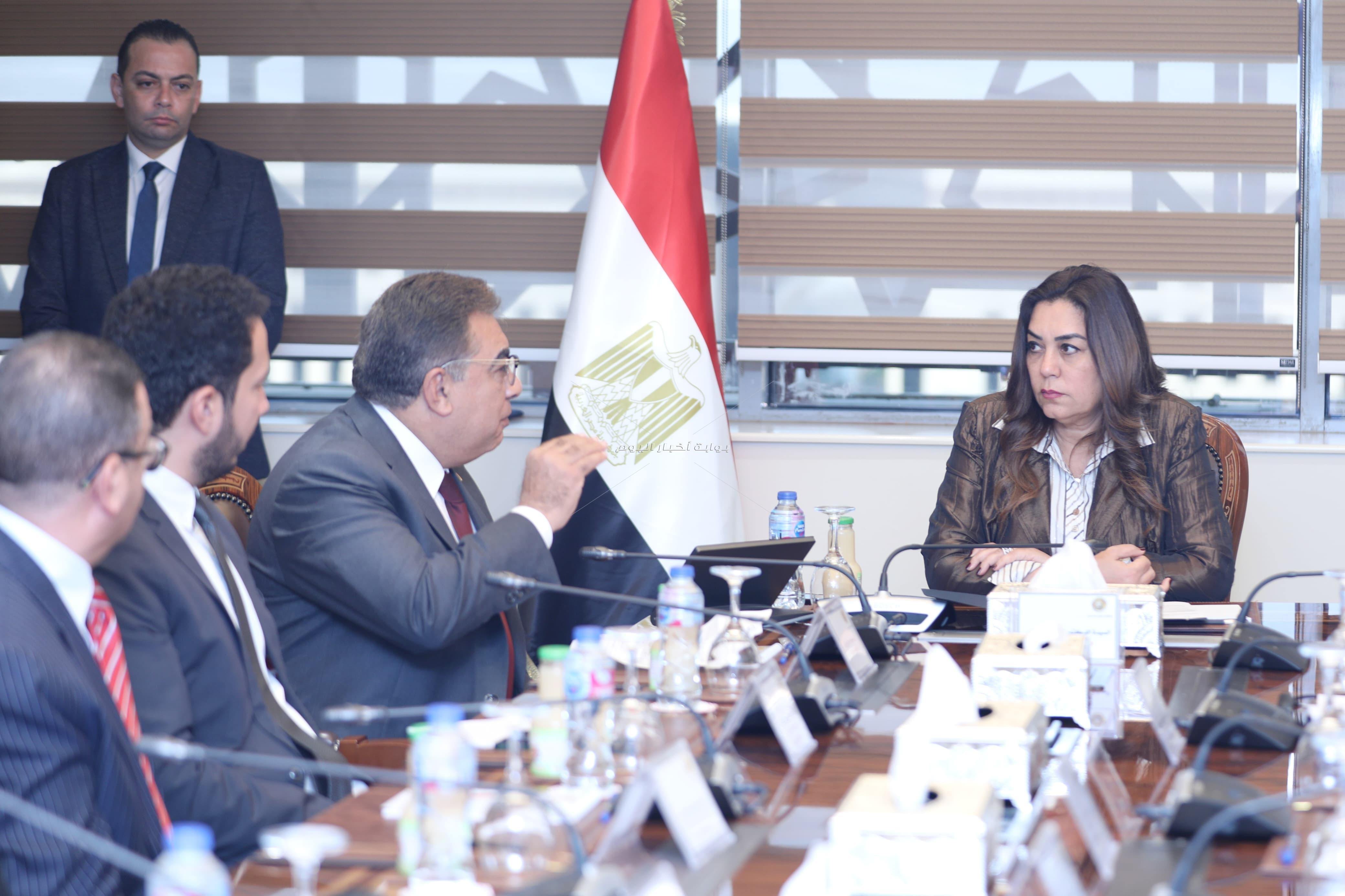 وزيرة التنمية المحلية ومحافظ الدقهلية يشهدان توقيع عقد غلق وتأهيل مقلب قلابشو ببلقاس