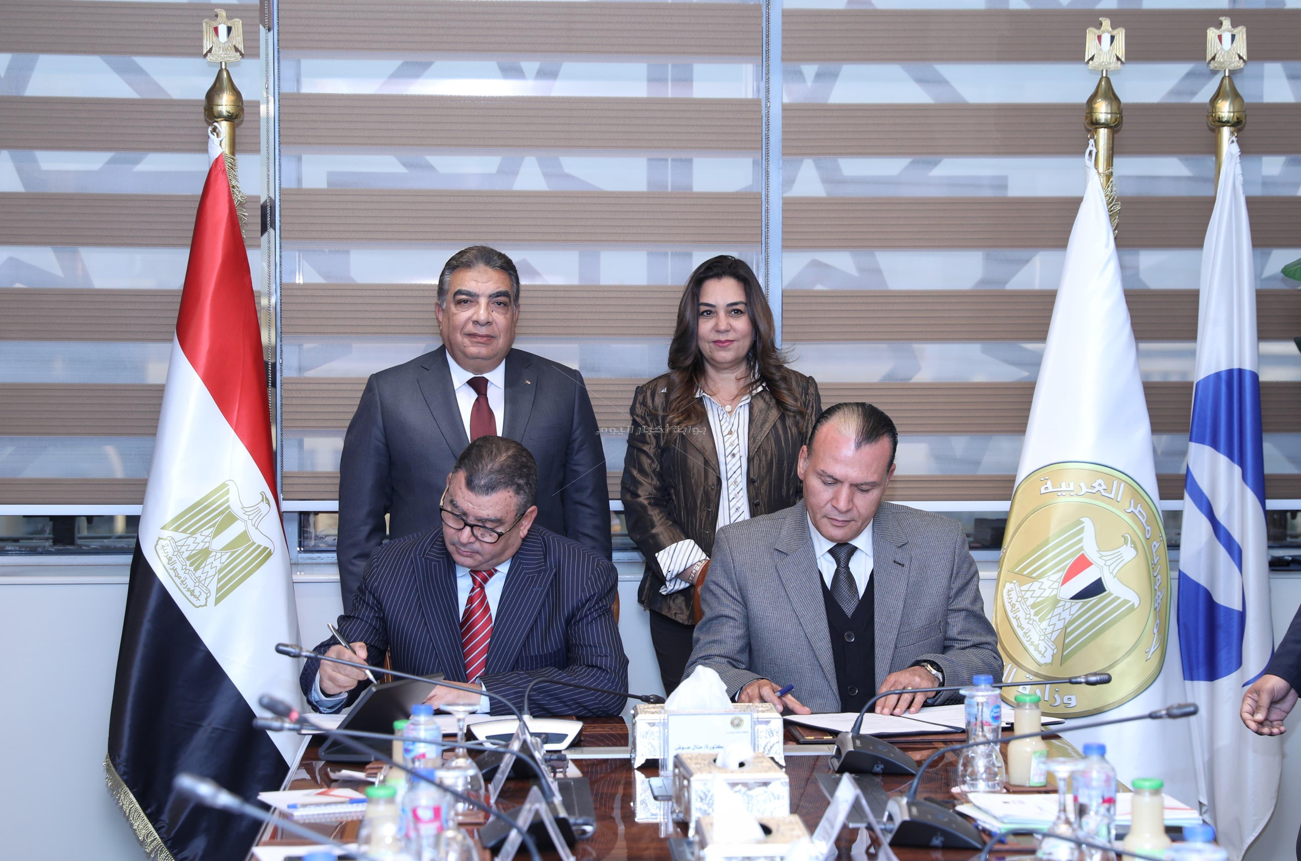 وزيرة التنمية المحلية ومحافظ الدقهلية يشهدان توقيع عقد غلق وتأهيل مقلب قلابشو ببلقاس