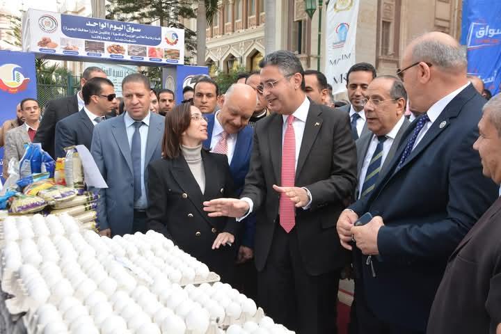 وزير التموين والتجارة الداخلية، والدكتورة جاكلين عازر، محافظ البحيرة خلال الافتتاح
