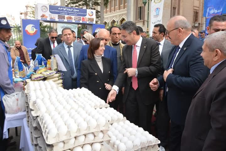 وزير التموين والتجارة الداخلية، والدكتورة جاكلين عازر، محافظ البحيرة خلال الافتتاح