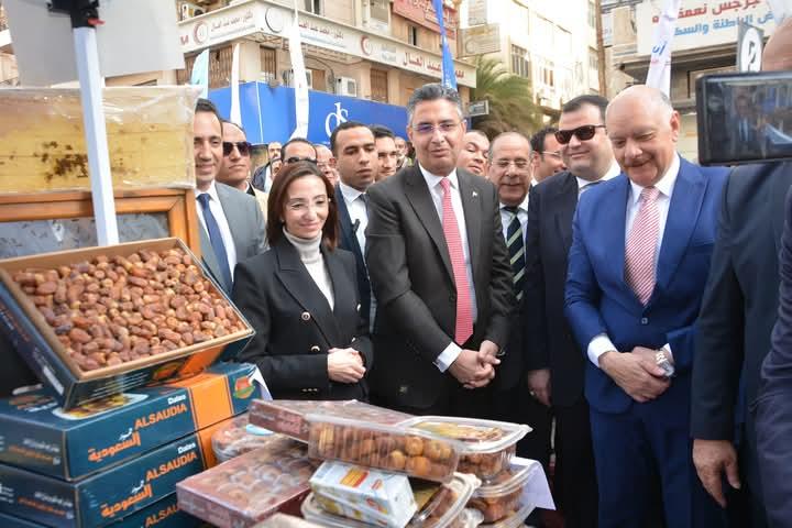 وزير التموين والتجارة الداخلية، والدكتورة جاكلين عازر، محافظ البحيرة خلال الافتتاح