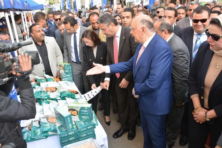 وزير التموين والتجارة الداخلية، والدكتورة جاكلين عازر، محافظ البحيرة خلال الافتتاح