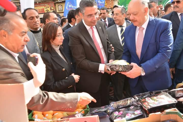 وزير التموين والتجارة الداخلية، والدكتورة جاكلين عازر، محافظ البحيرة خلال الافتتاح