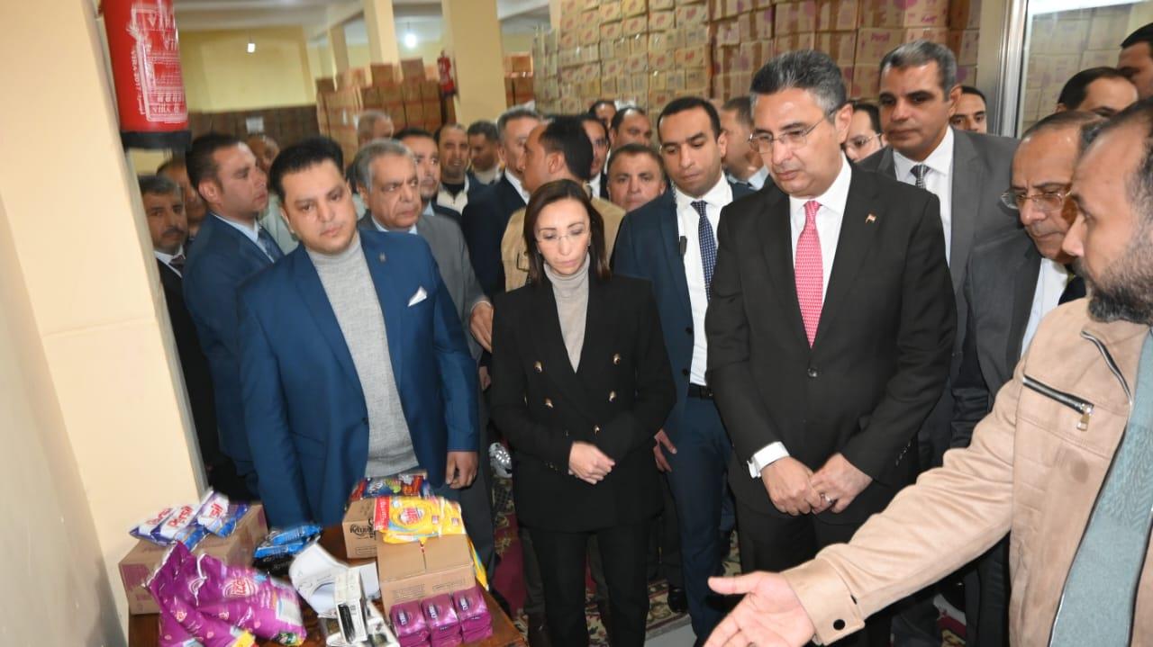 وزير التموين والتجارة الداخلية، والدكتورة جاكلين عازر، محافظ البحيرة خلال الافتتاح
