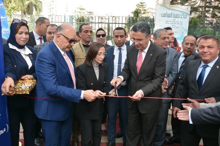 وزير التموين والتجارة الداخلية، والدكتورة جاكلين عازر، محافظ البحيرة خلال الافتتاح
