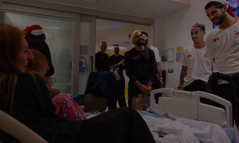 بملابس بابا نويل.. محمد صلاح يزور مستشفى أطفال بليفربول