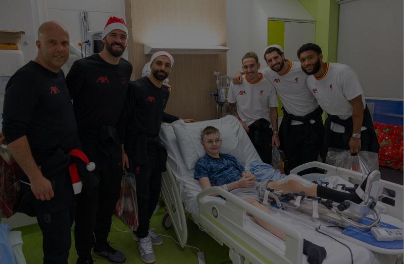 بملابس بابا نويل.. محمد صلاح يزور مستشفى أطفال بليفربول