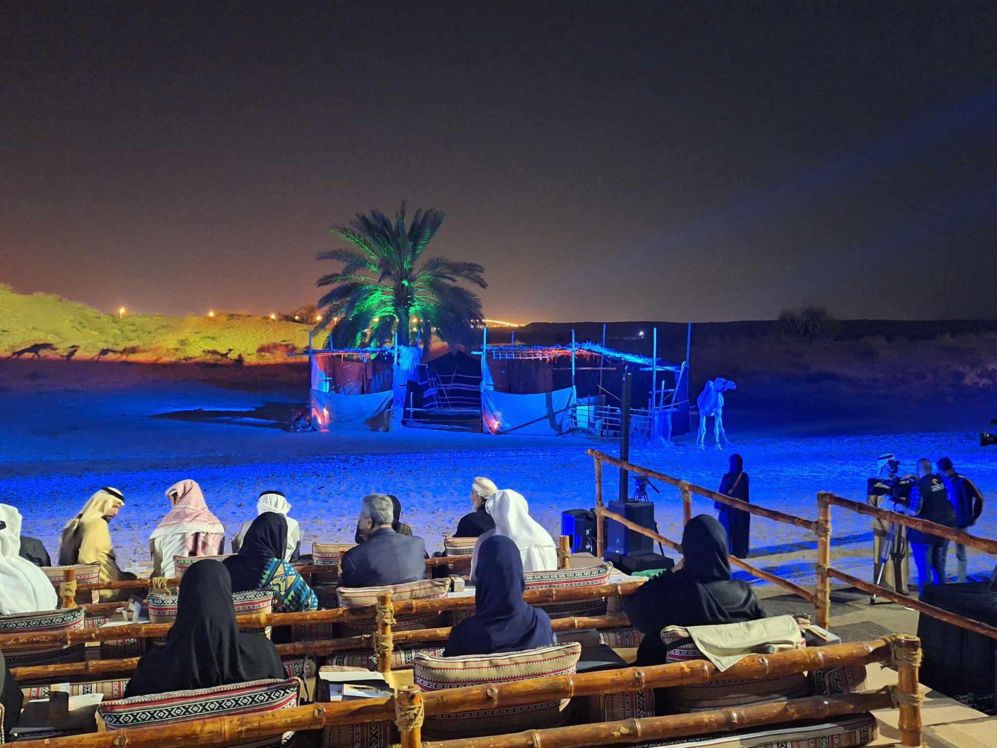 تفاعل جمهور مسرح الشارقة مع عرض  مسرحية الرداء المخضّب بالدماء