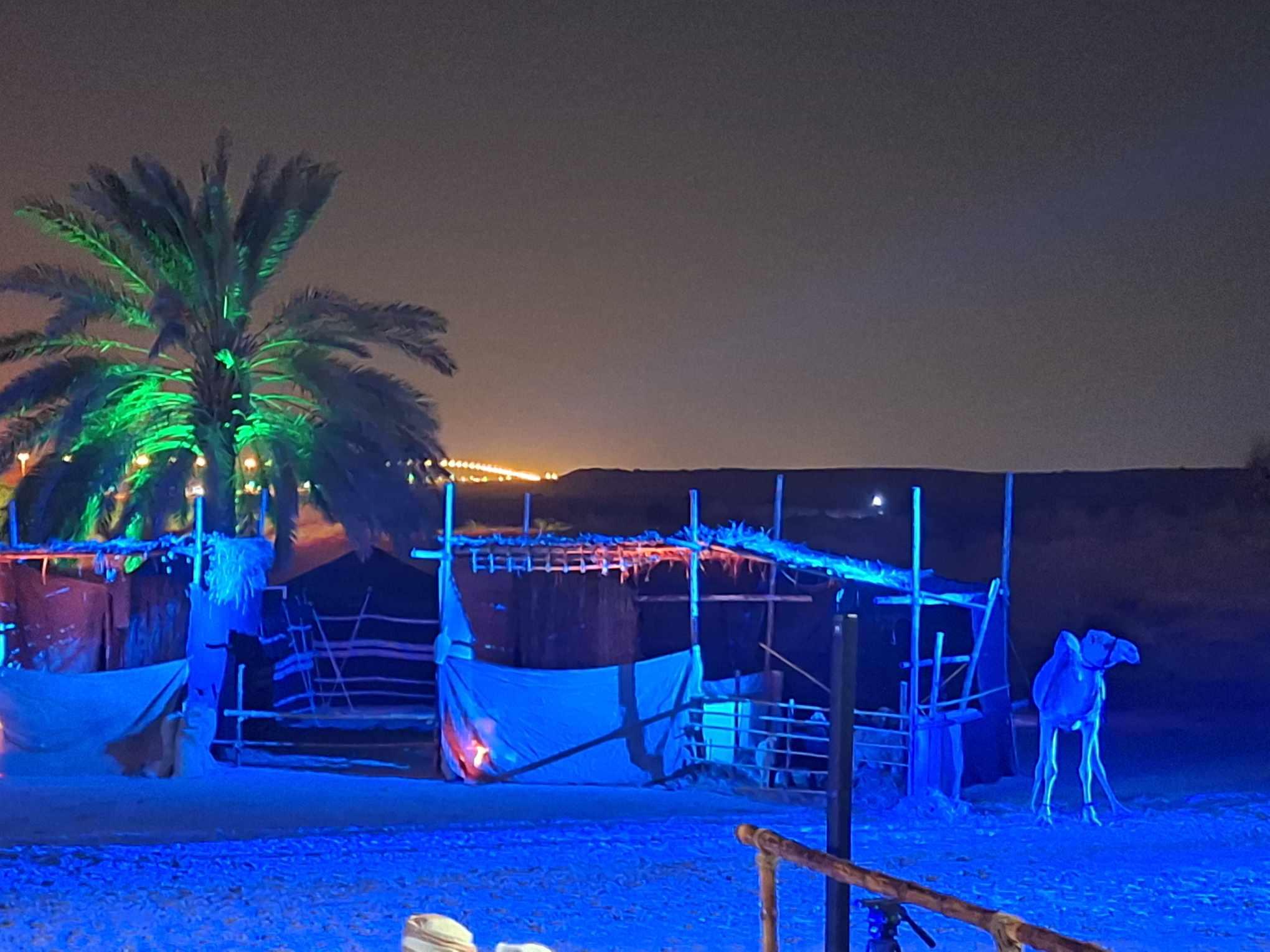 تفاعل جمهور مسرح الشارقة مع عرض  مسرحية الرداء المخضّب بالدماء