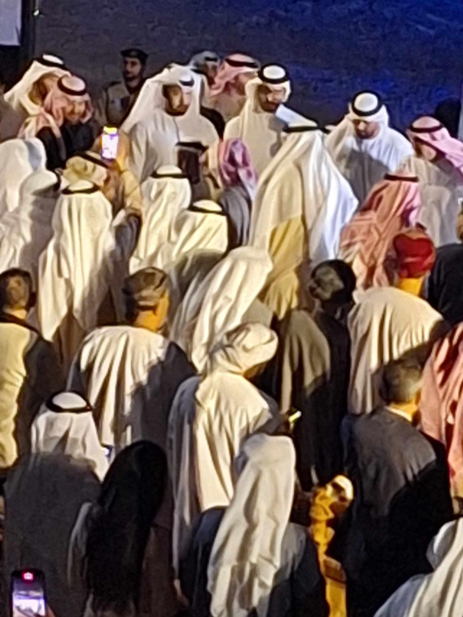 تفاعل جمهور مسرح الشارقة مع عرض  مسرحية الرداء المخضّب بالدماء