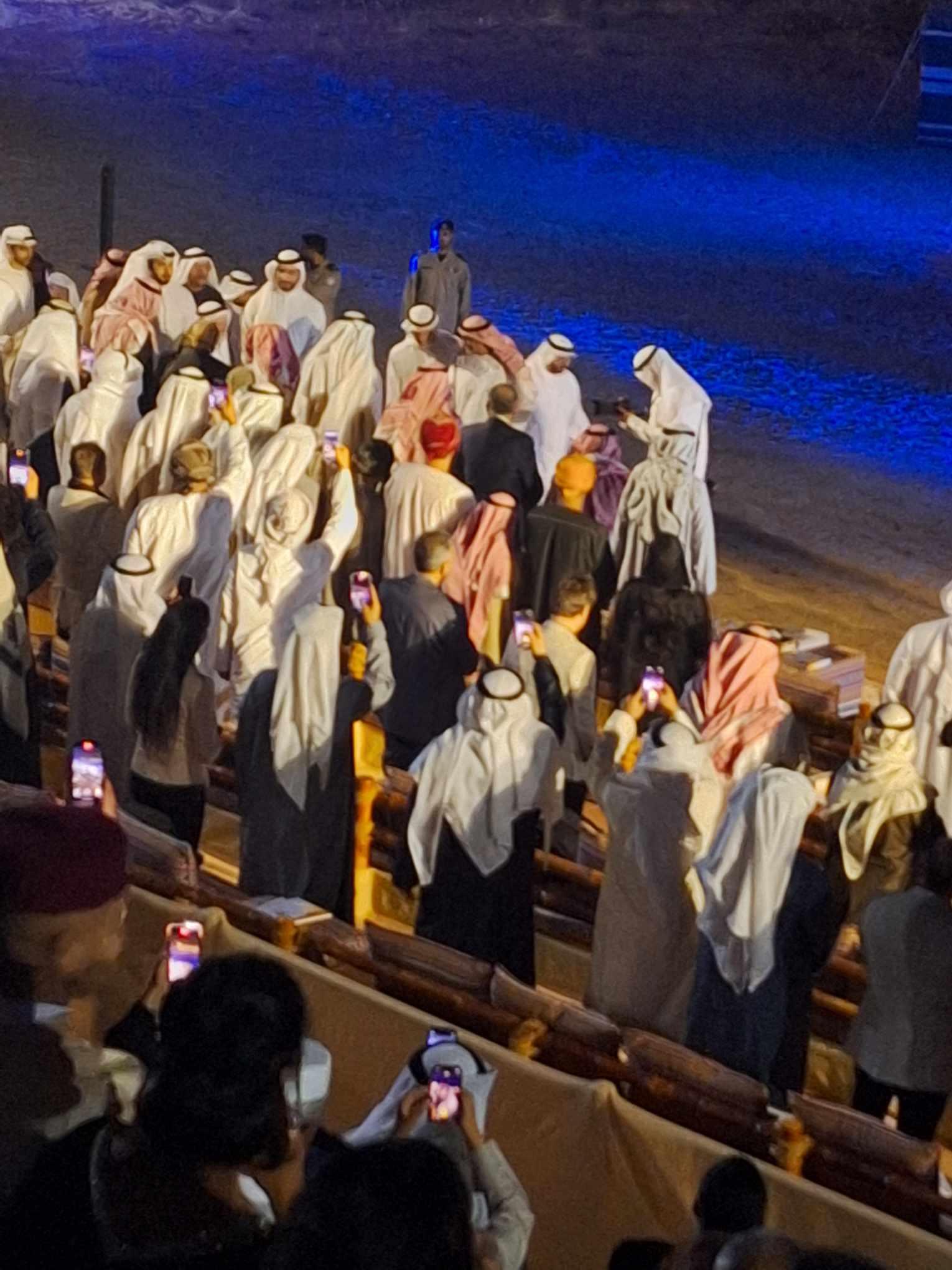 تفاعل جمهور مسرح الشارقة مع عرض  مسرحية الرداء المخضّب بالدماء