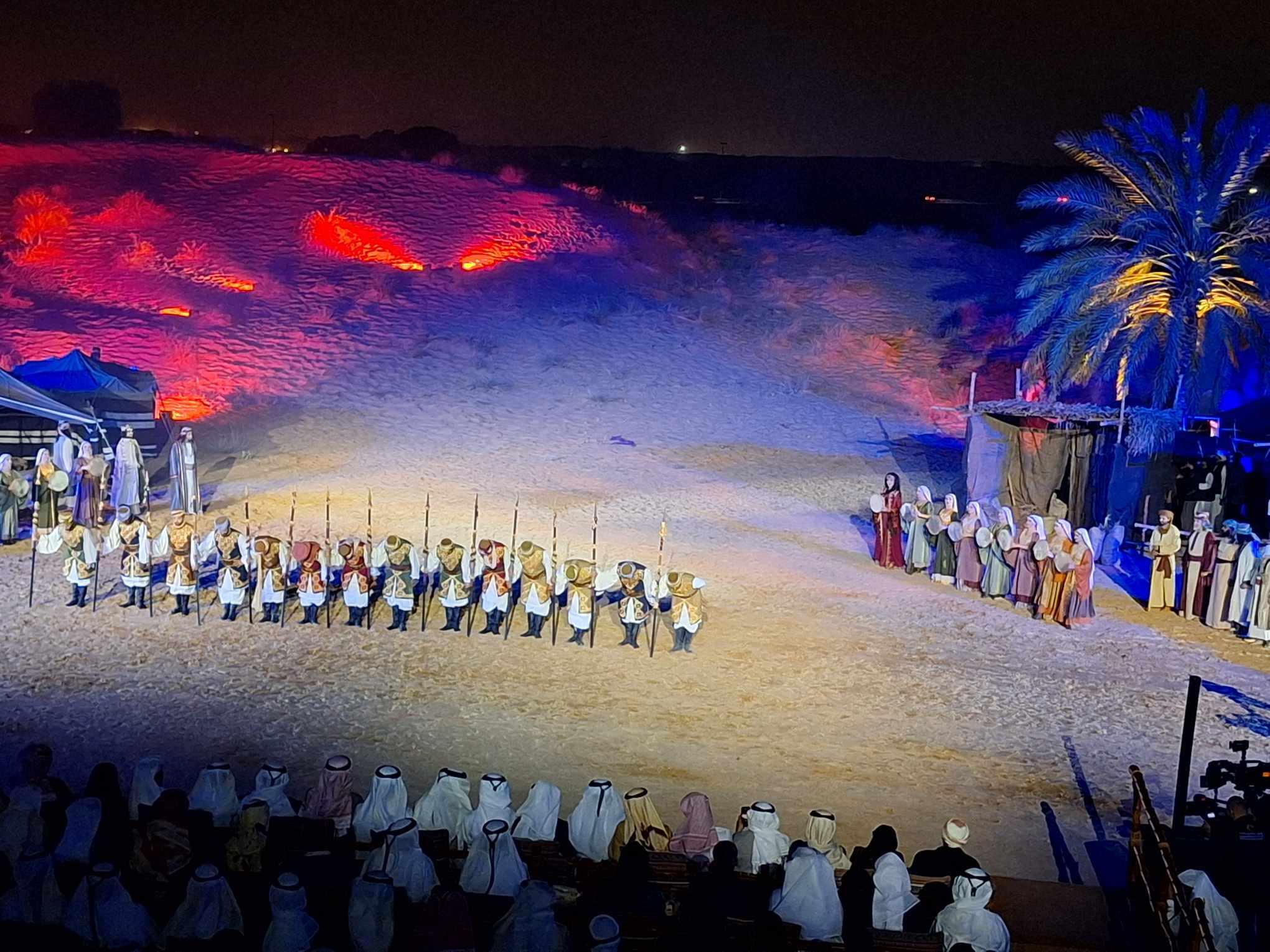 تفاعل جمهور مسرح الشارقة مع عرض مسرحية الرداء المخضّب بالدماء