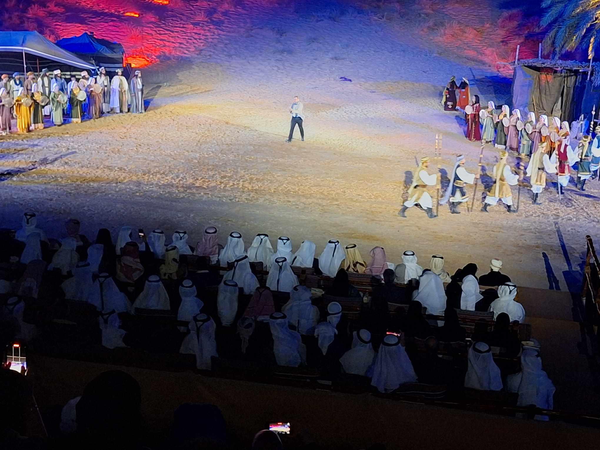 تفاعل جمهور مسرح الشارقة مع عرض مسرحية الرداء المخضّب بالدماء